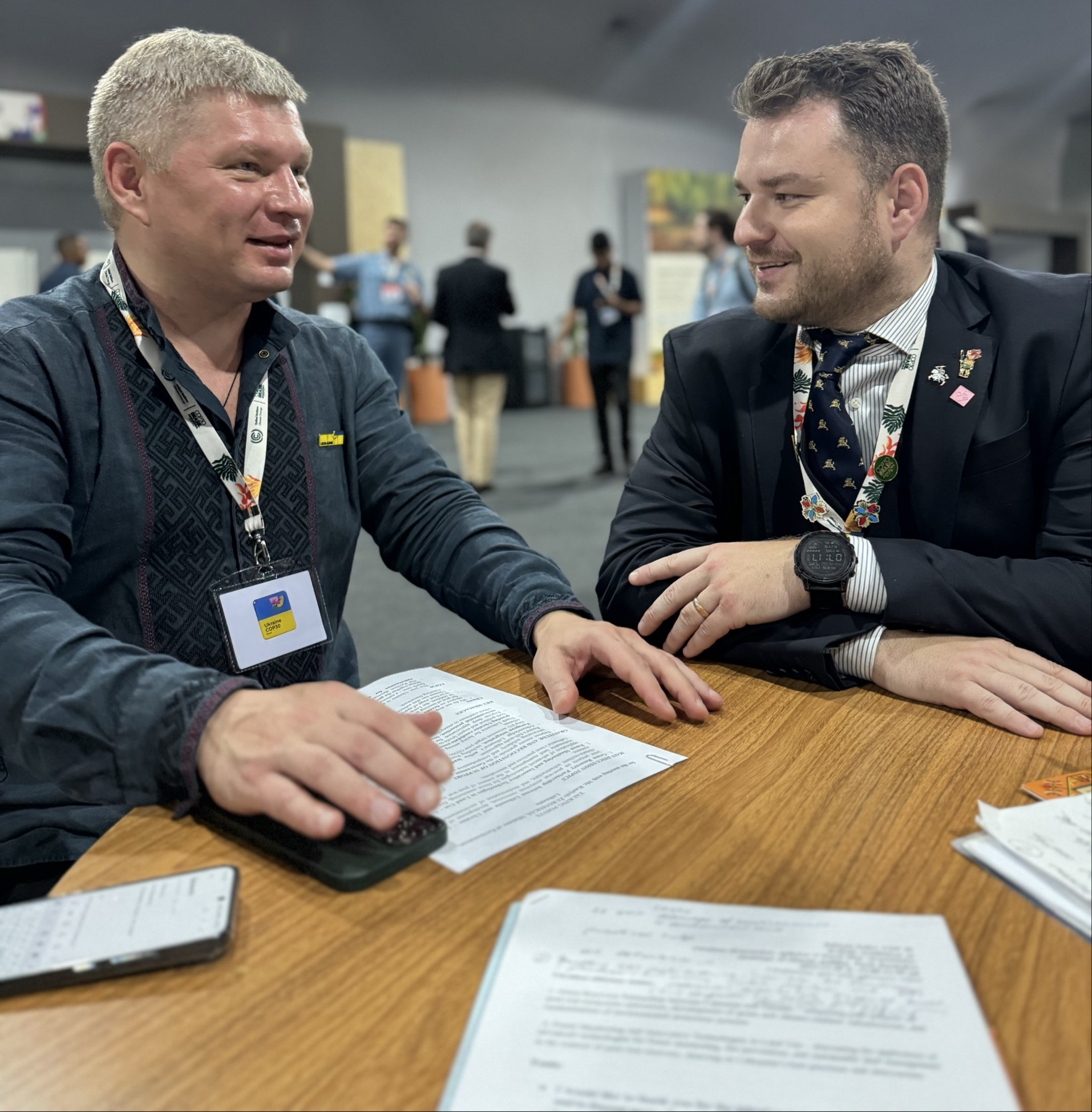 Dešinėje – Pavlo Kartashov, kairėje – Kastytis Žuromskas. COP30, 2025 m., Brazilija. Aplinkos ministerijos nuotr.